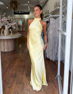 NALA | Elegante vestido largo de satén con escote halter