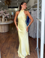 NALA | Elegante vestido largo de satén con escote halter