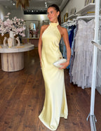 NALA | Elegante vestido largo de satén con escote halter
