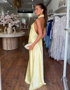 NALA | Elegante vestido largo de satén con escote halter