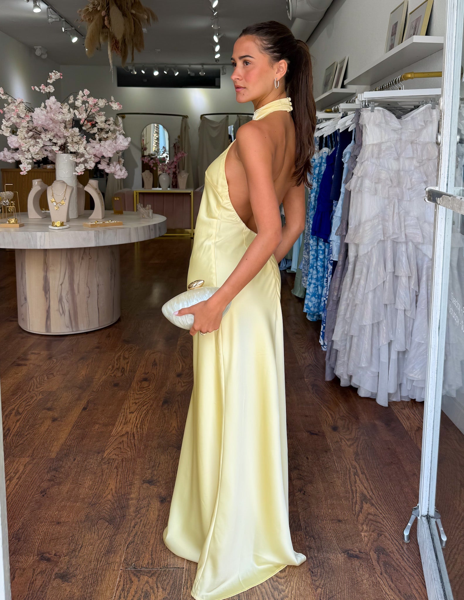 NALA | Elegante vestido largo de satén con escote halter