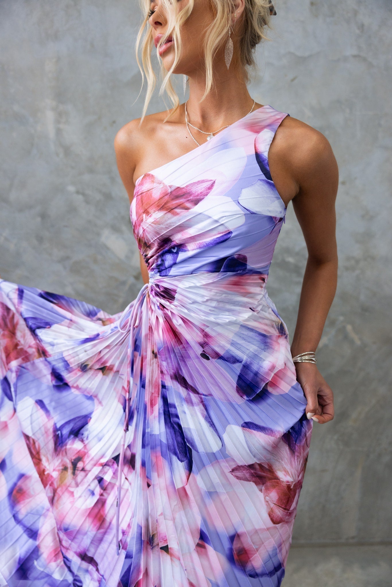 ELISA | Vestido midi plisado de un hombro