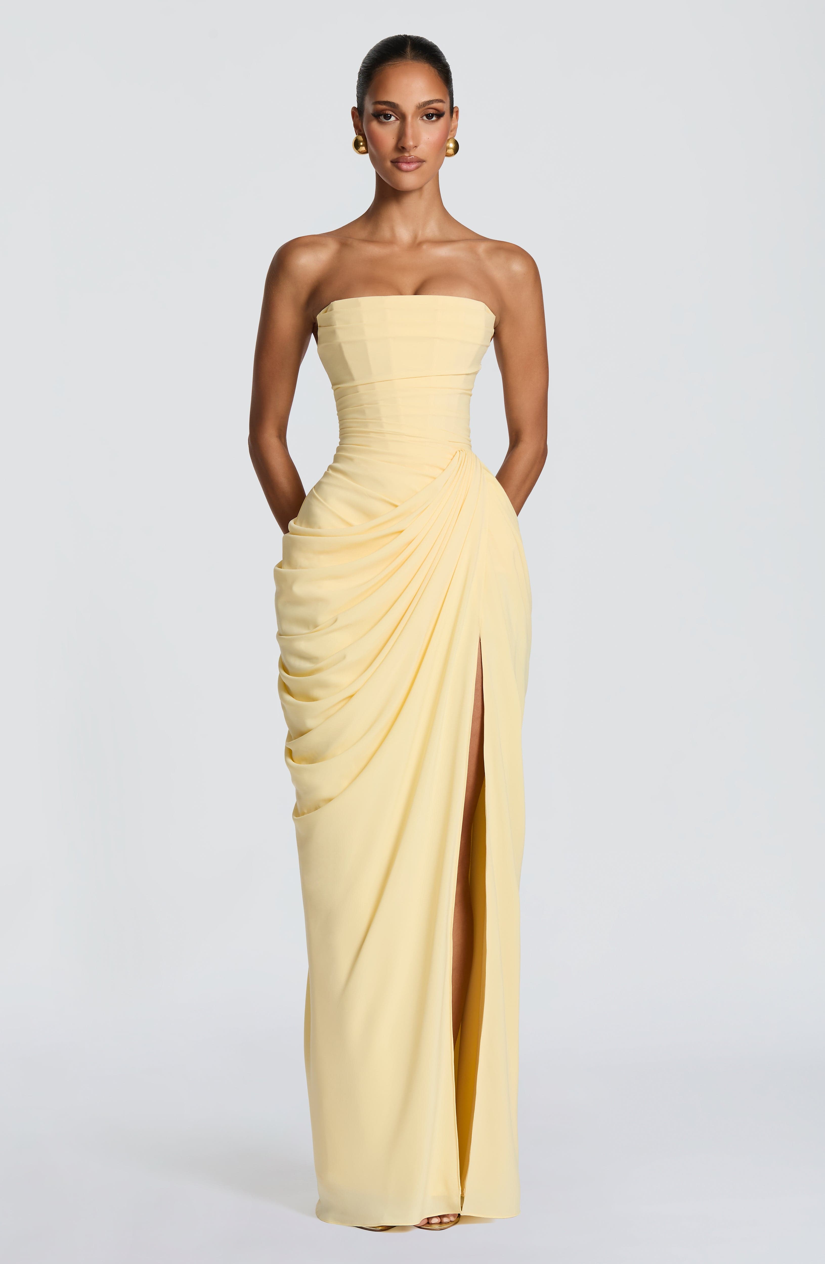 ANA | Vestido maxi elegante con drapeado y abertura alta