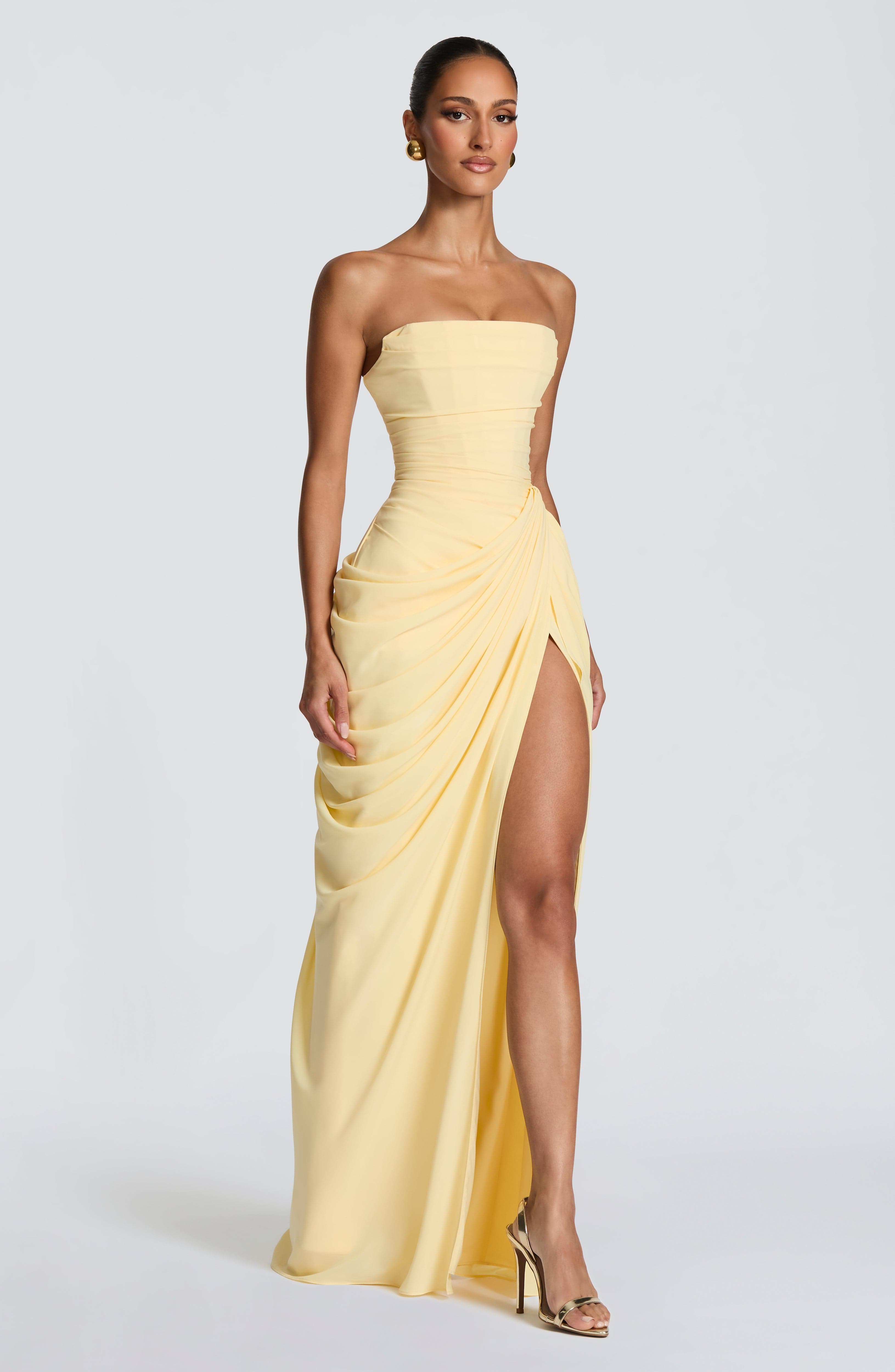 ANA | Vestido maxi elegante con drapeado y abertura alta