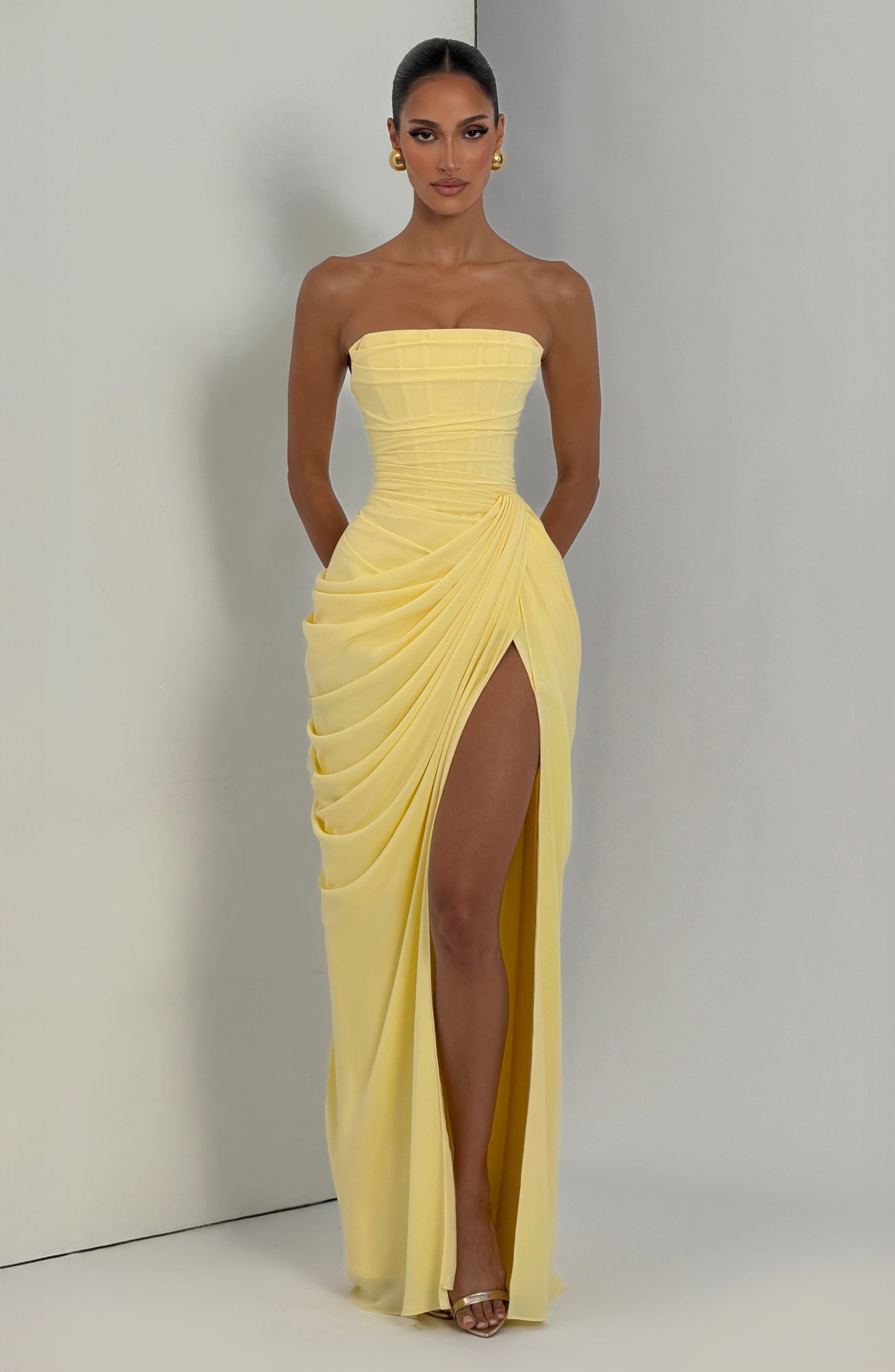 ANA | Vestido maxi elegante con drapeado y abertura alta