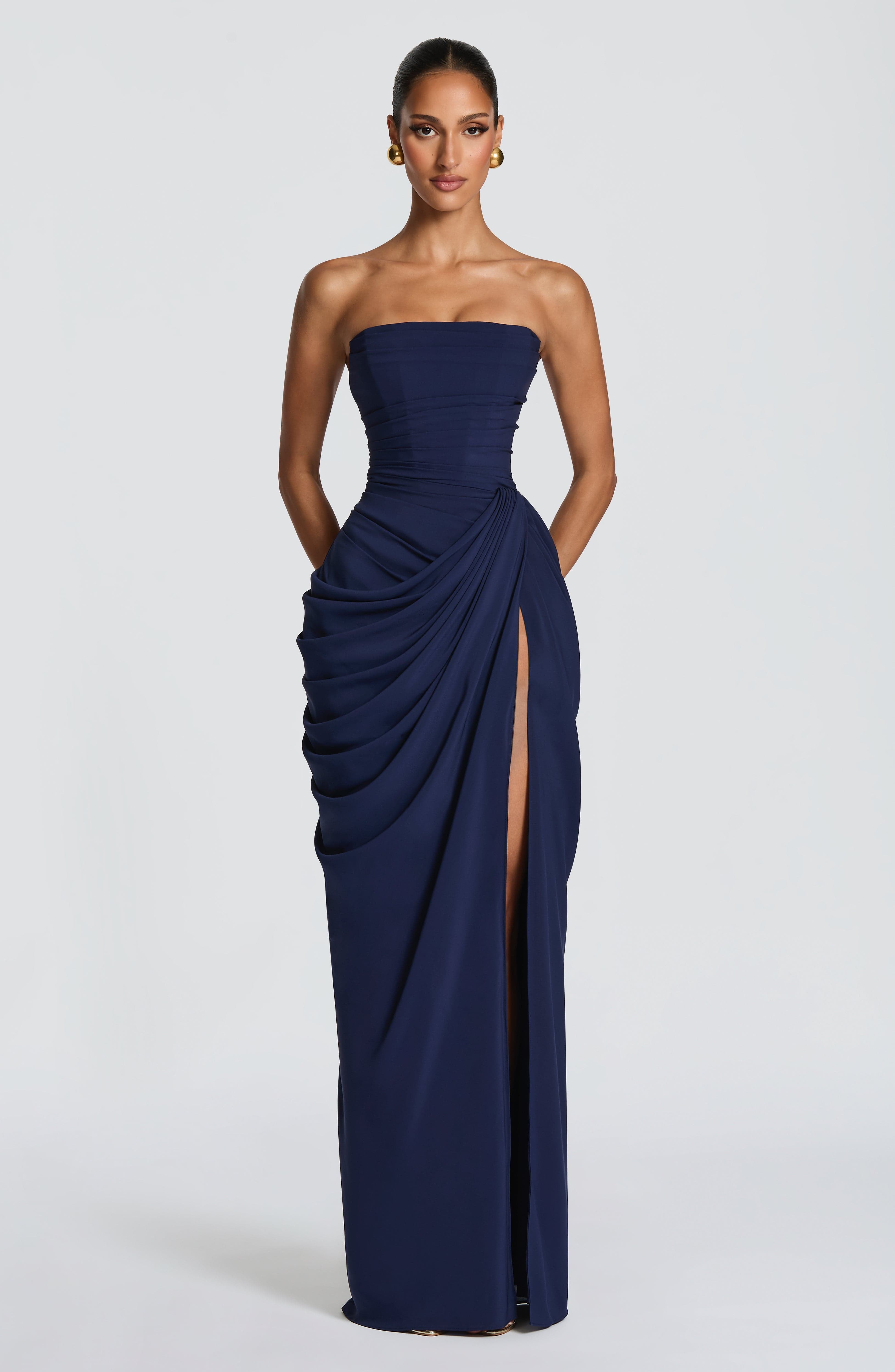 ANA | Vestido maxi elegante con drapeado y abertura alta