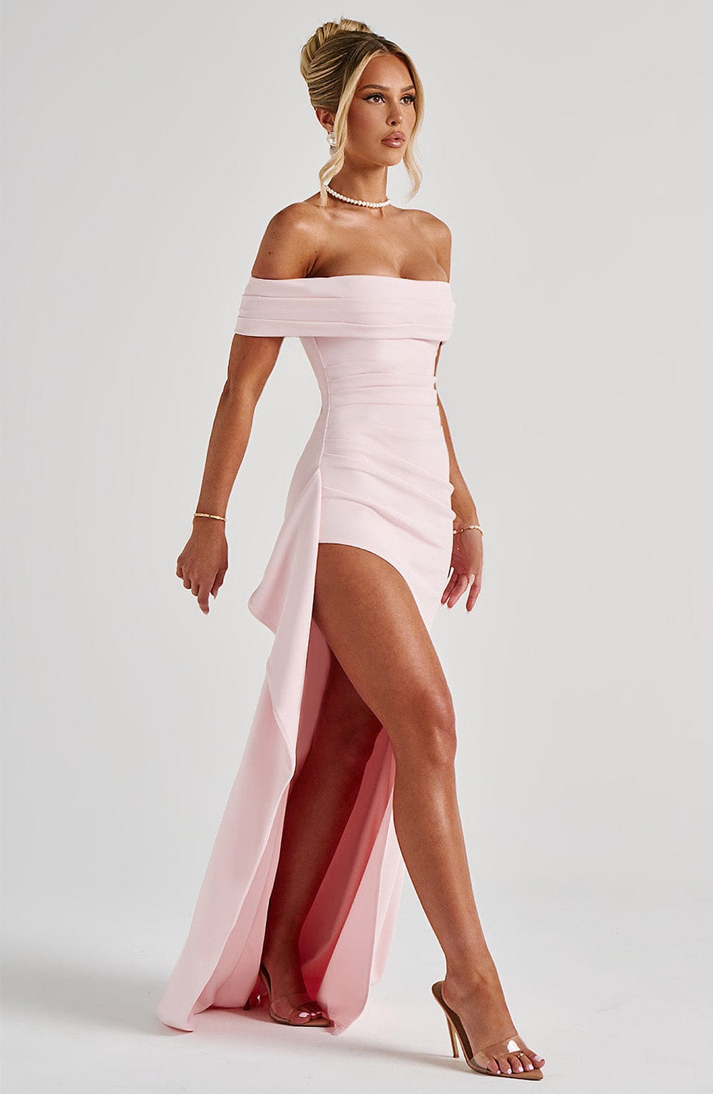 CLAUDIA | Vestido largo de satén con hombros descubiertos