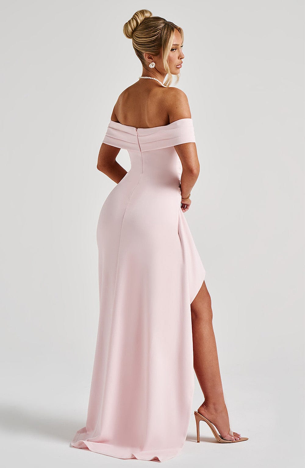 CLAUDIA | Vestido largo de satén con hombros descubiertos
