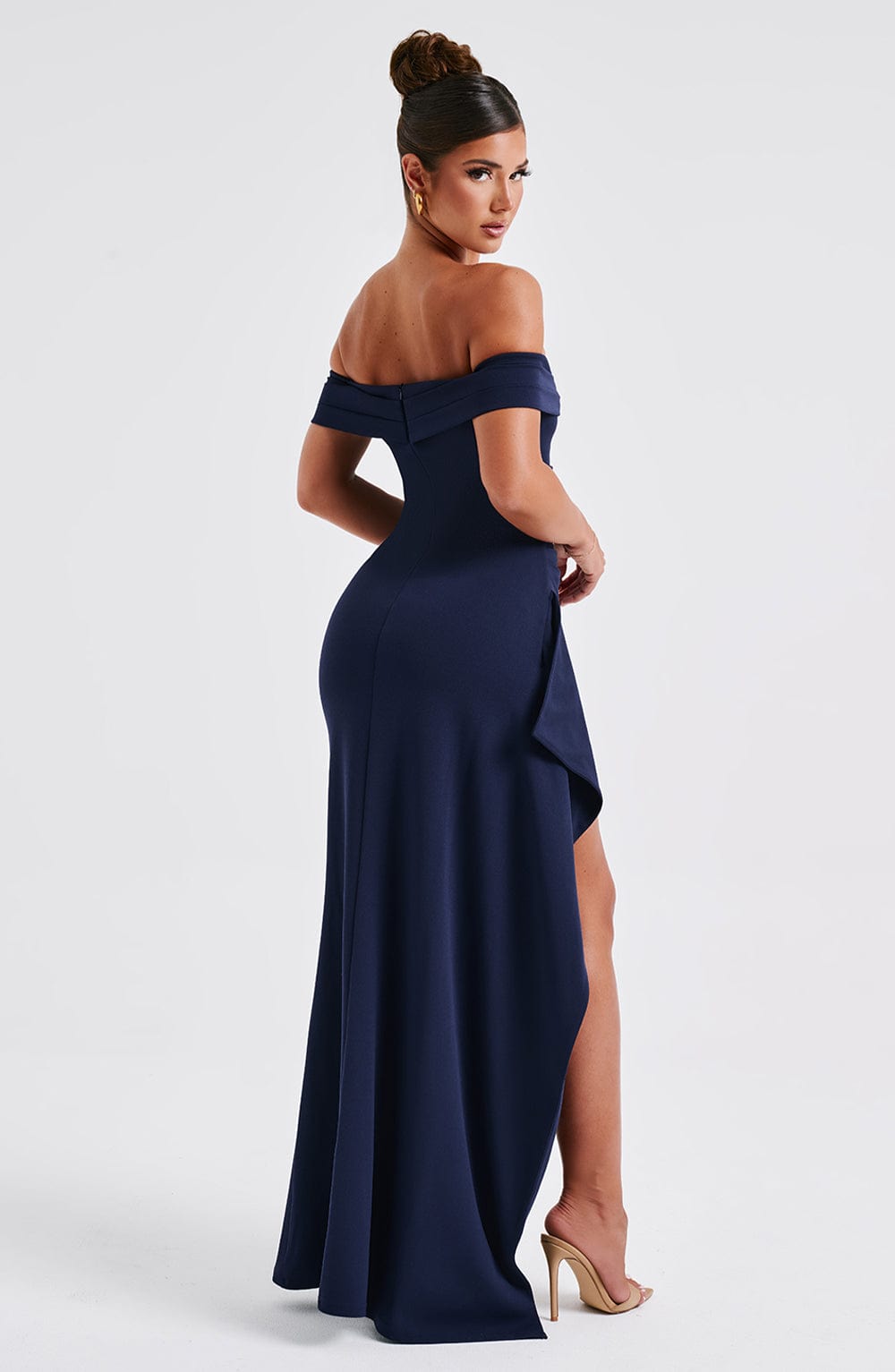 CLAUDIA | Vestido largo de satén con hombros descubiertos