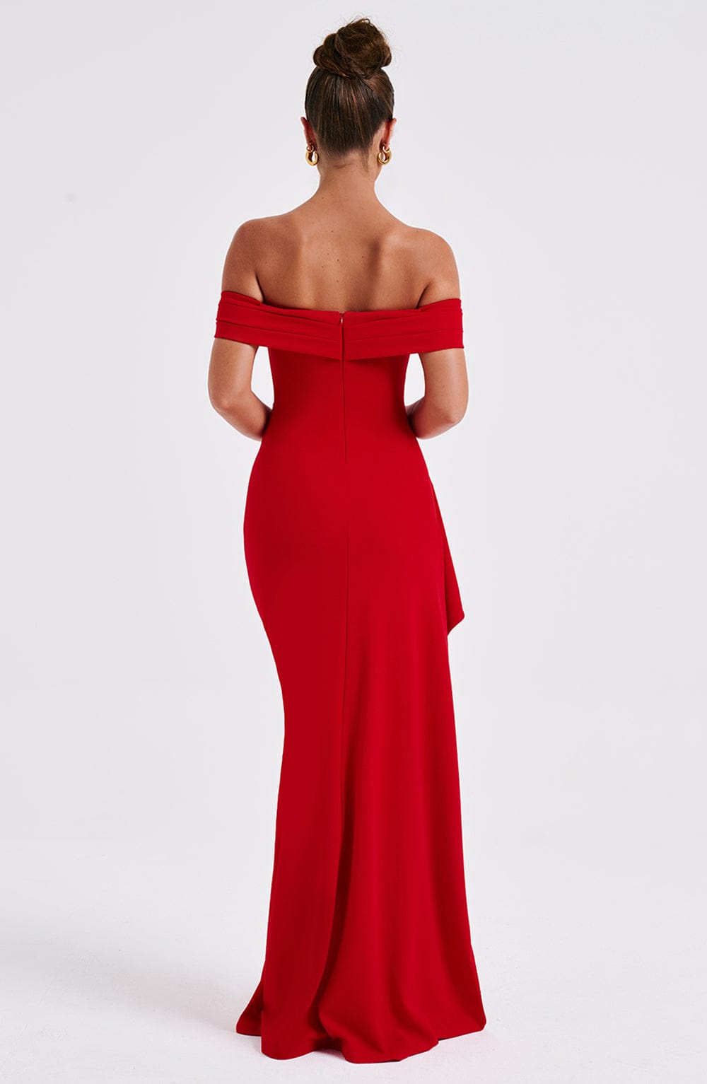 CLAUDIA | Vestido largo de satén con hombros descubiertos